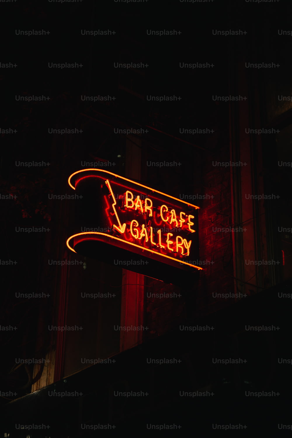 Une enseigne au néon qui dit Bar Café Gallery