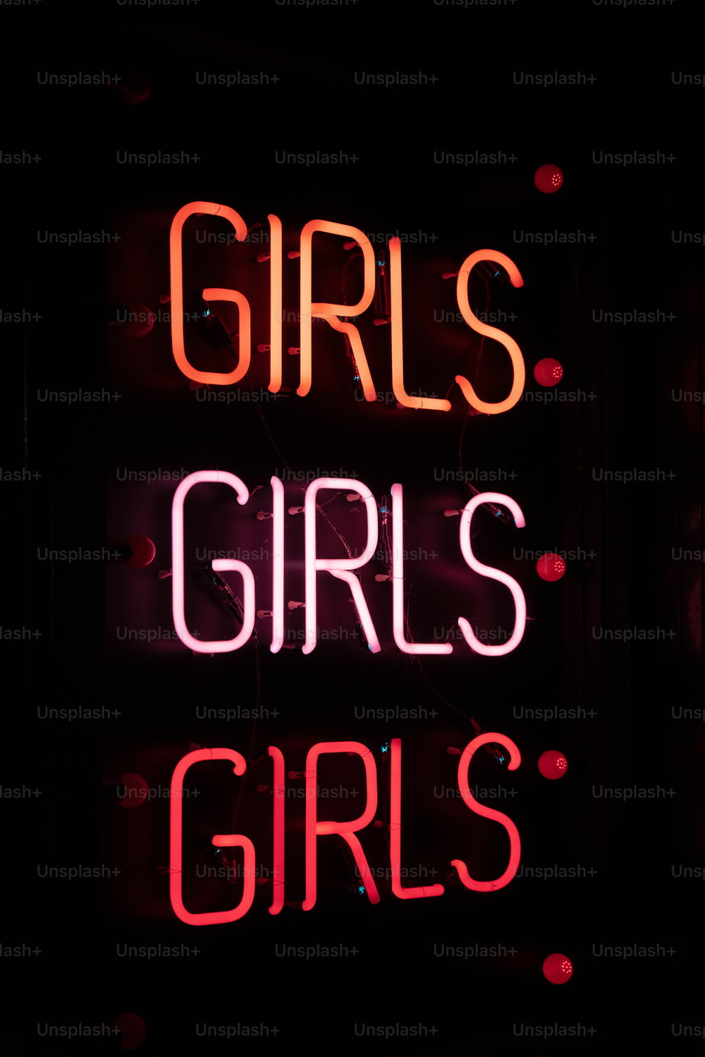 um sinal de néon que diz meninas meninas meninas