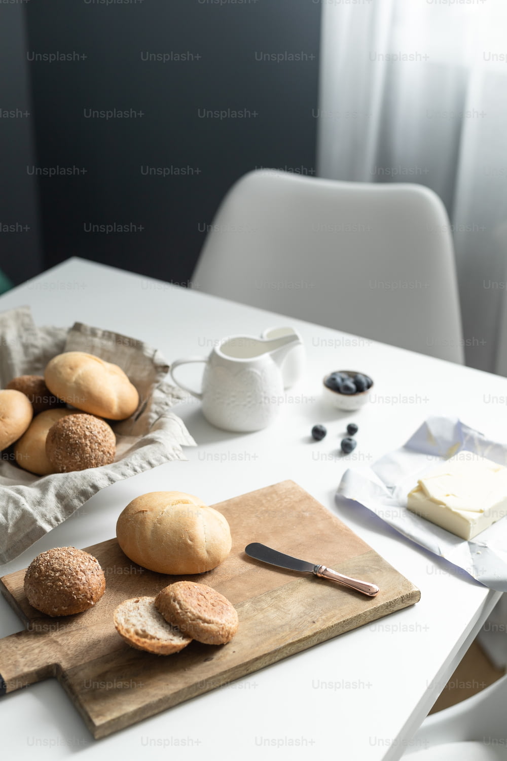 une table avec une planche à découper avec du pain dessus