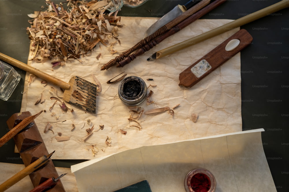 un tas d’outils de rasage en bois sur un morceau de papier