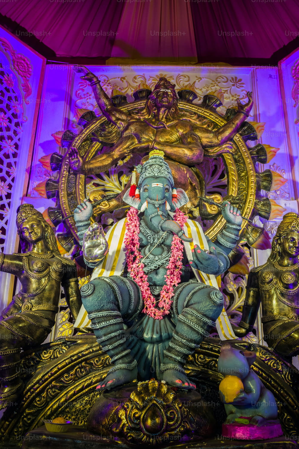 uma estátua do deus ganesh em um templo