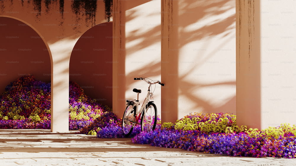 Una bicicleta estacionada junto a una pared de flores