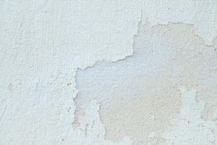 페인트가 벗겨진 흰 벽의 클로즈업