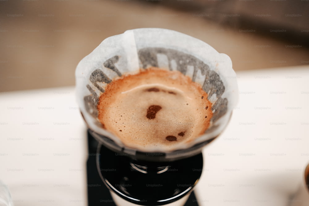 コーヒーメーカーの上に座っている一杯のコーヒー