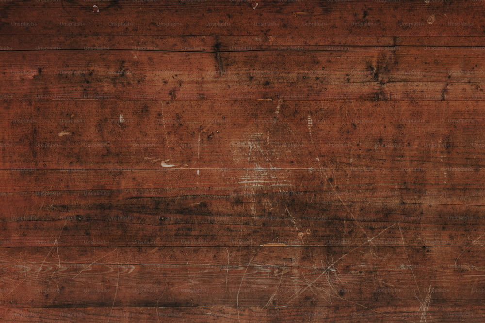 una vecchia parete di legno con vernice scrostata su di esso