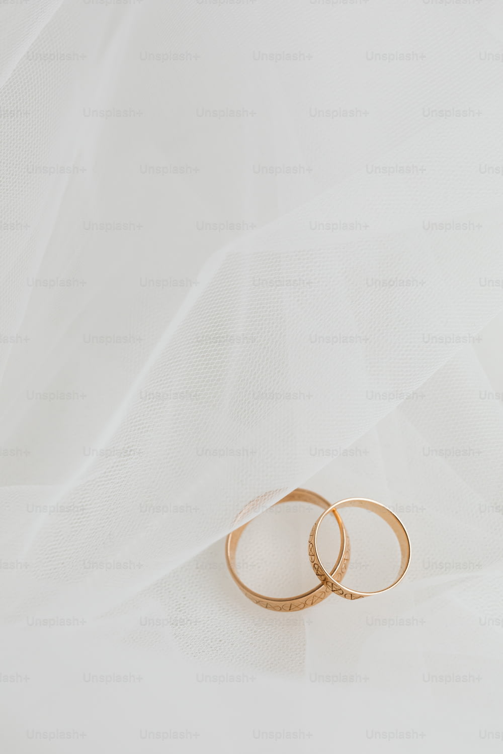 白い背景に2つの金色の結婚指輪