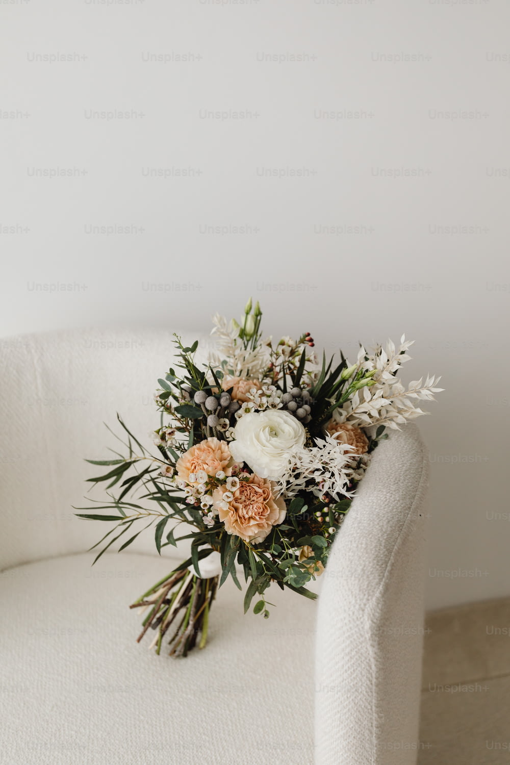 白い椅子に座っている花束