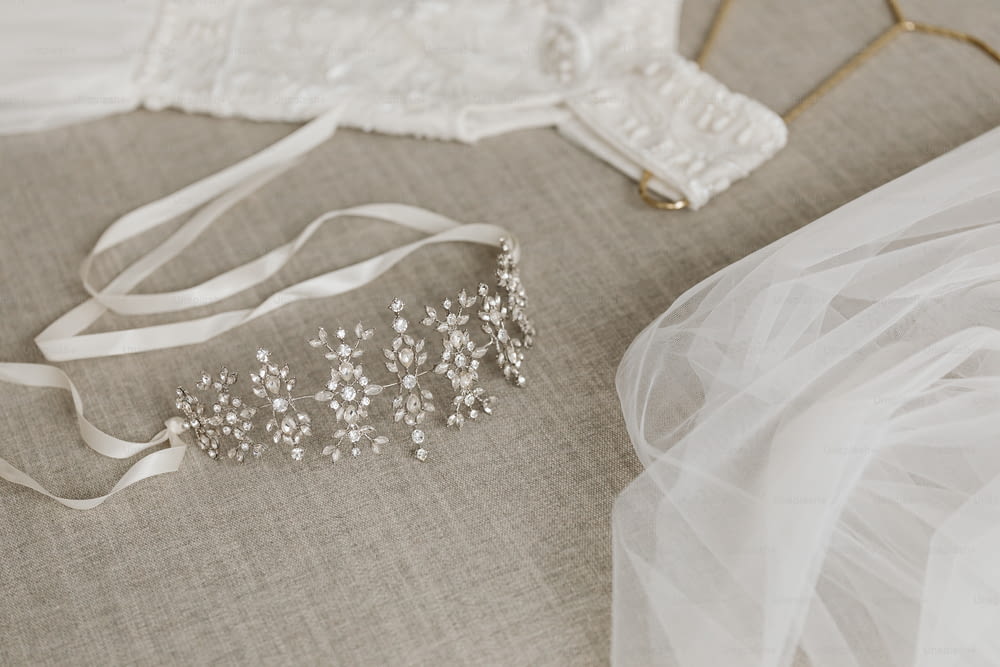 tiara e véu de uma noiva em uma cama