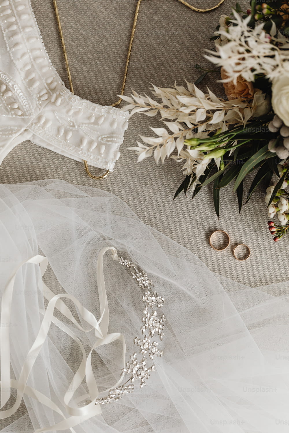 Un vestido de novia y accesorios de boda en una mesa
