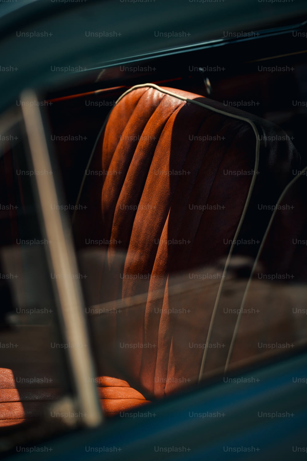 El interior de un coche con asientos de cuero