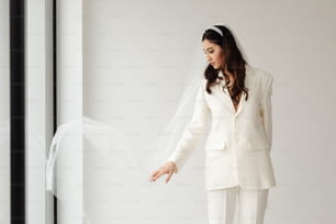 una donna in un abito bianco e velo
