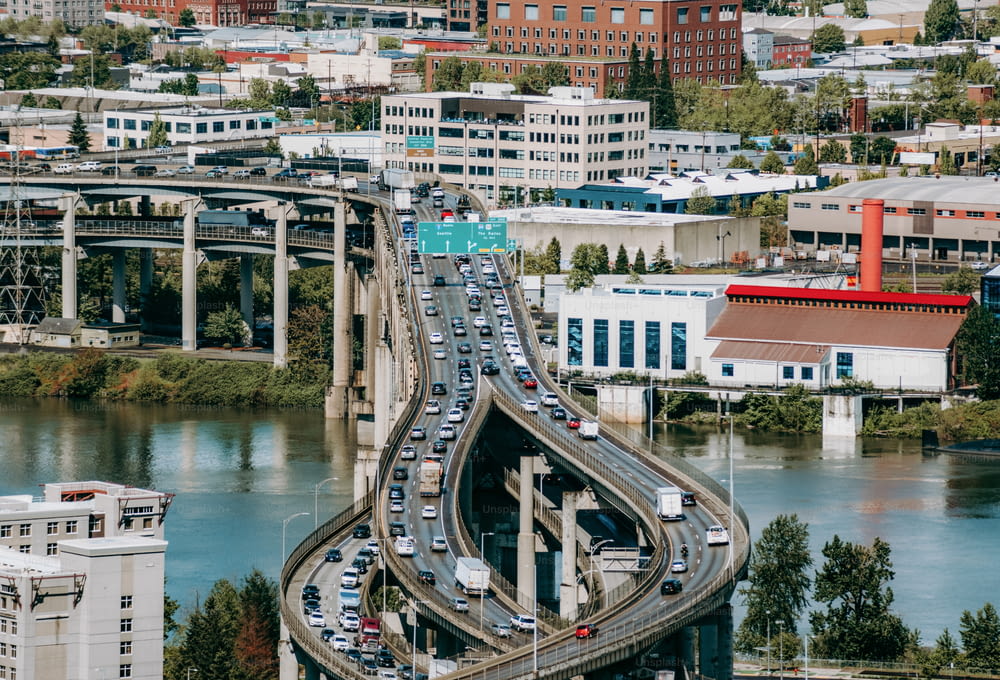 una vista di una città con un ponte su un fiume