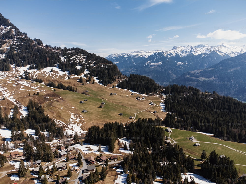 uma vista de uma estação de esqui com uma montanha ao fundo