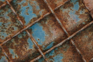 青と茶色の正方形の錆びた金属表面