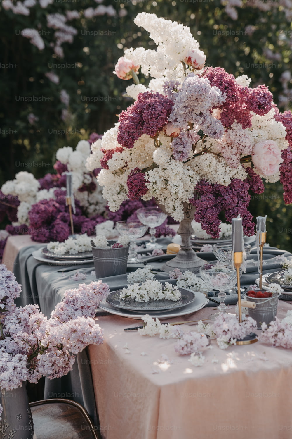 una tavola è apparecchiata con piatti e fiori