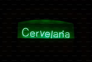 Eine grüne Leuchtreklame mit der Aufschrift Cervelaa