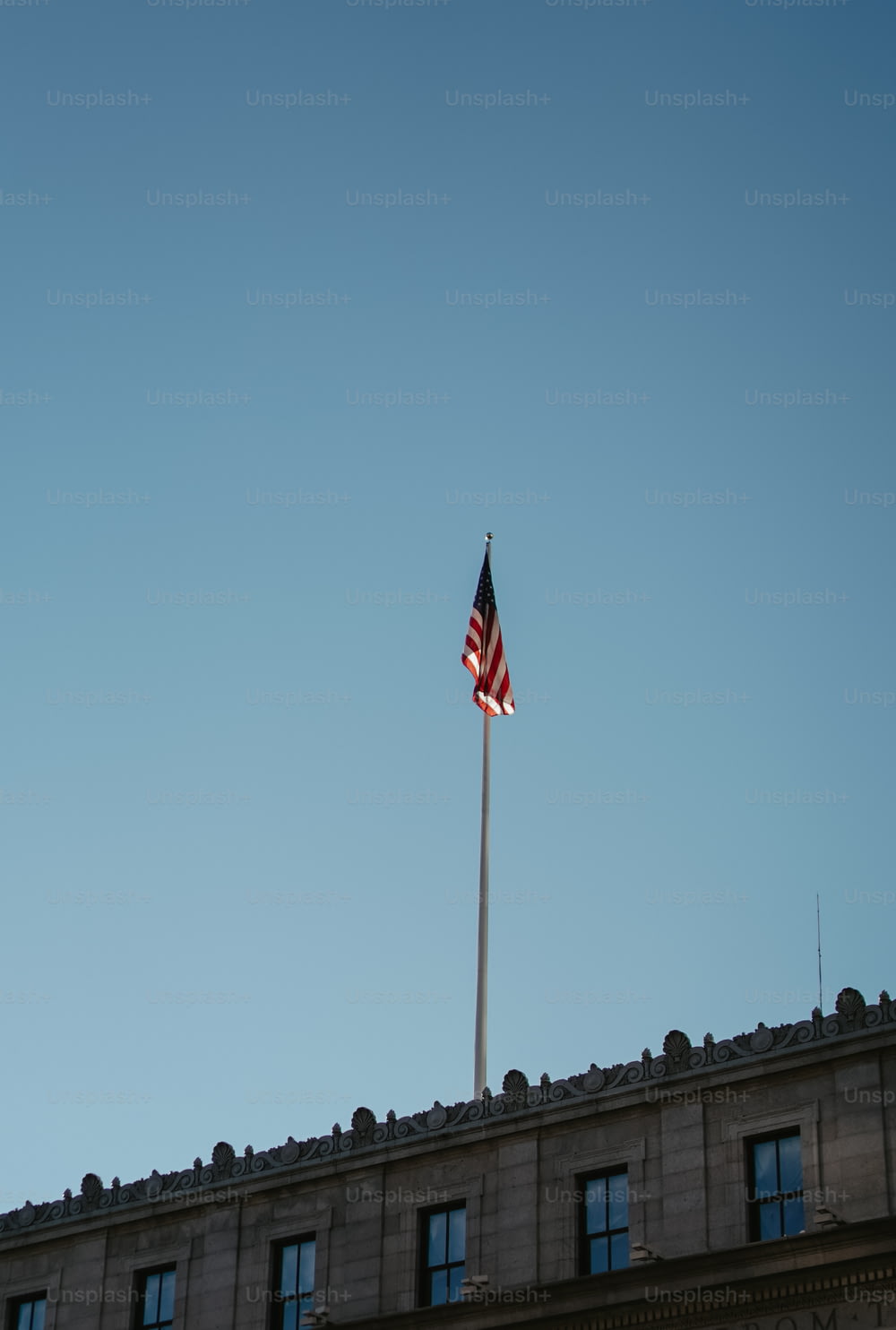 Eine amerikanische Flagge auf einem Gebäude