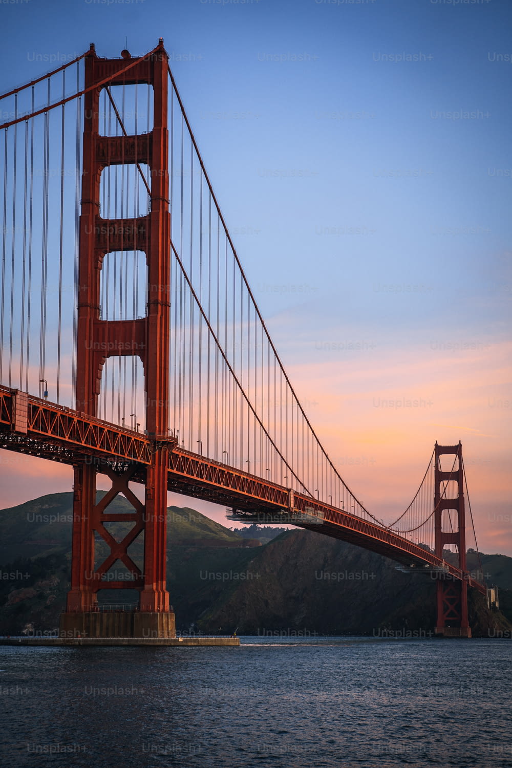 Le Golden Gate Bridge au coucher du soleil vu de l’eau