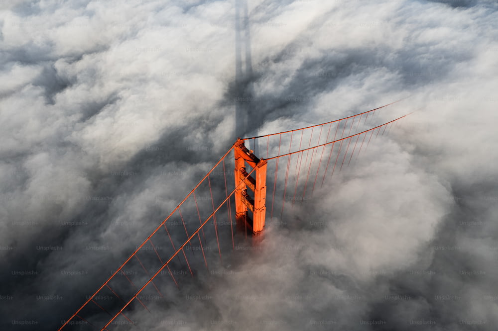 Una veduta aerea del Golden Gate Bridge tra le nuvole