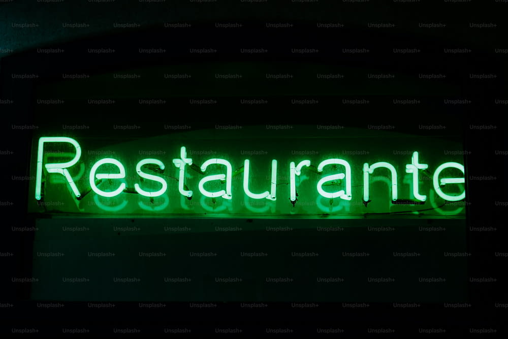 Un letrero de restaurante iluminado en la oscuridad