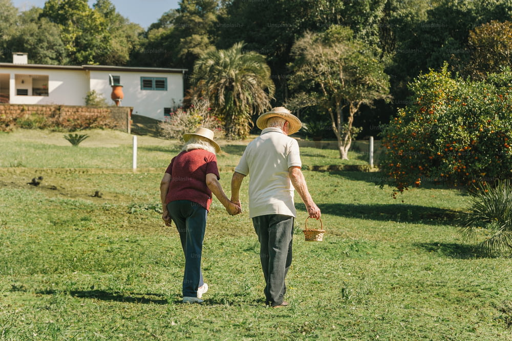um casal de pessoas caminhando através de um campo verde exuberante