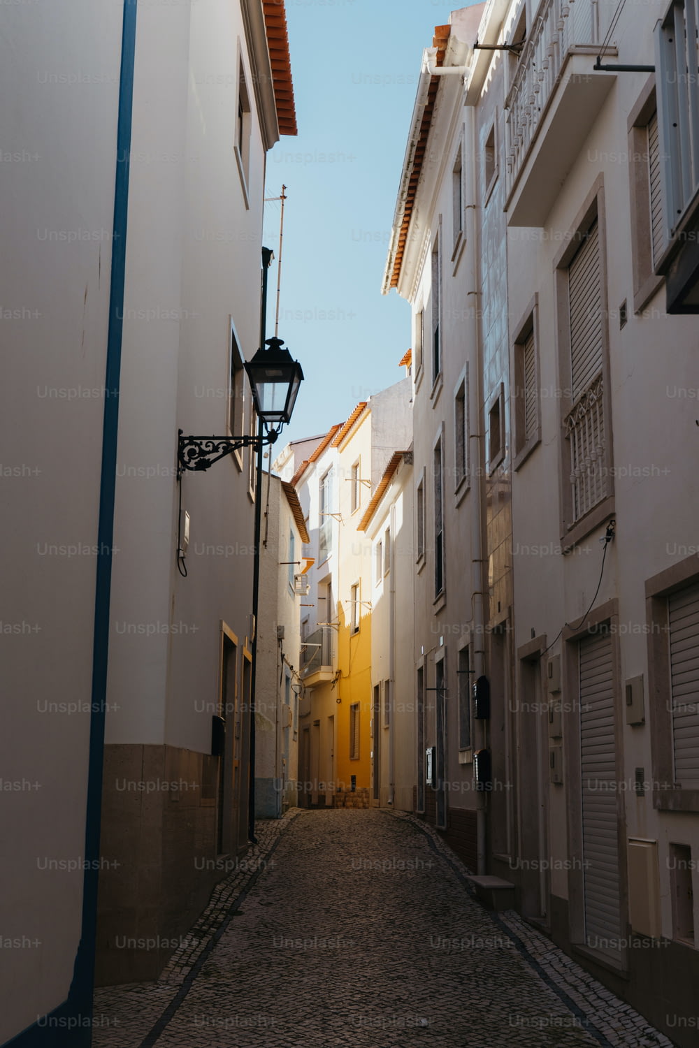 une ruelle étroite entre deux bâtiments dans une ville