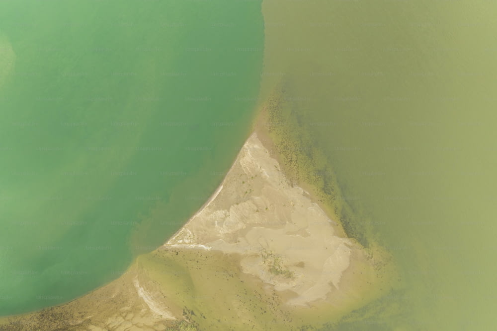 大きな水域の航空写真