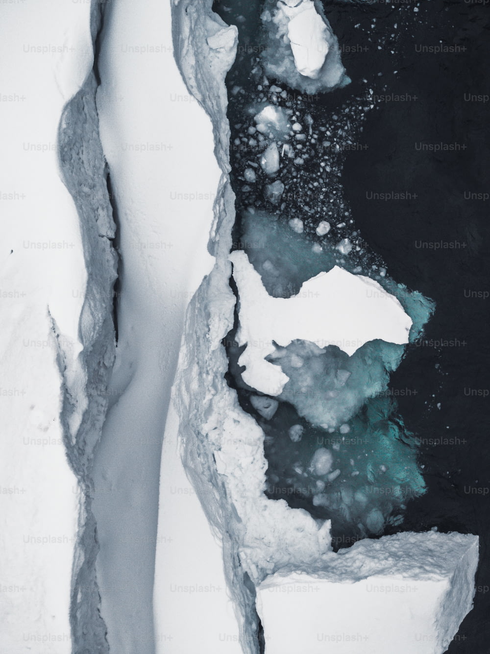 una veduta aerea di ghiaccio e acqua nella neve