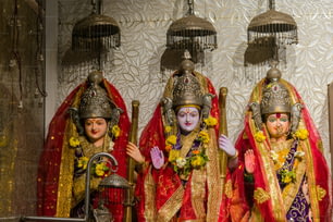 전통 의상을 입은 힌두교 신들의 세 동상