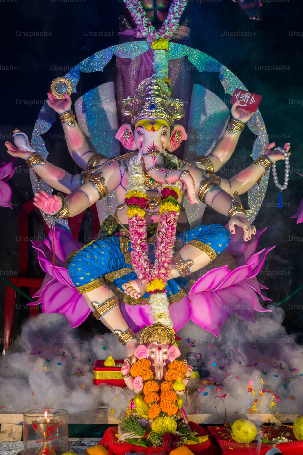 uma estátua de um deus hindu cercado por flores