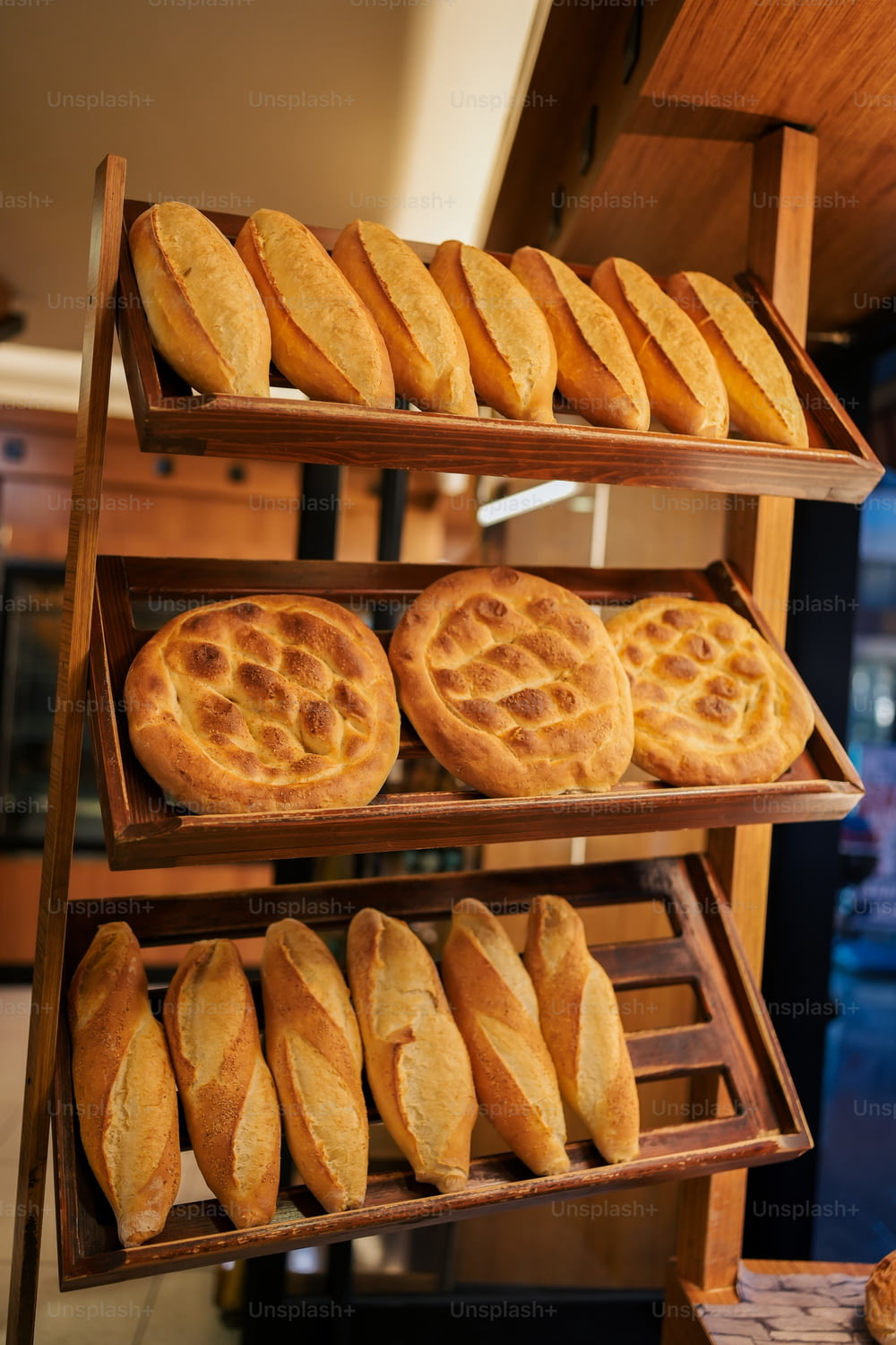 Una rejilla llena de muchos tipos diferentes de pan