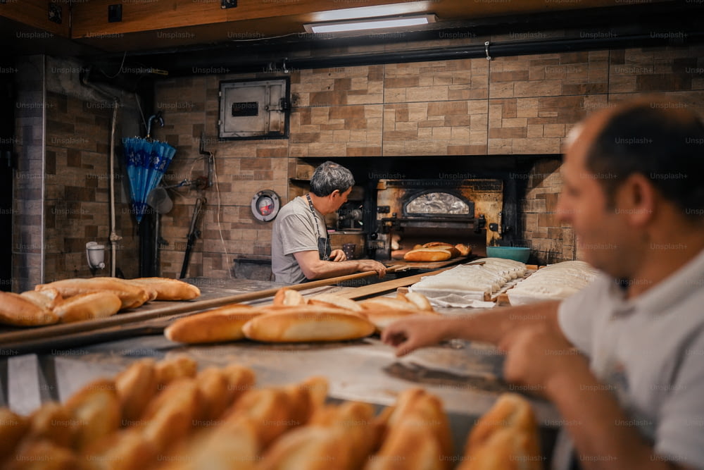Dos hombres trabajando en una panadería haciendo pan