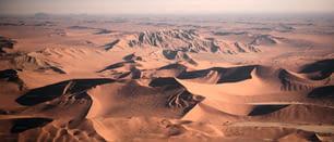 Une vue aérienne d’un désert avec des dunes de sable