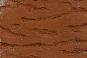 um close up de uma parede de tijolos com um sinal sobre ele