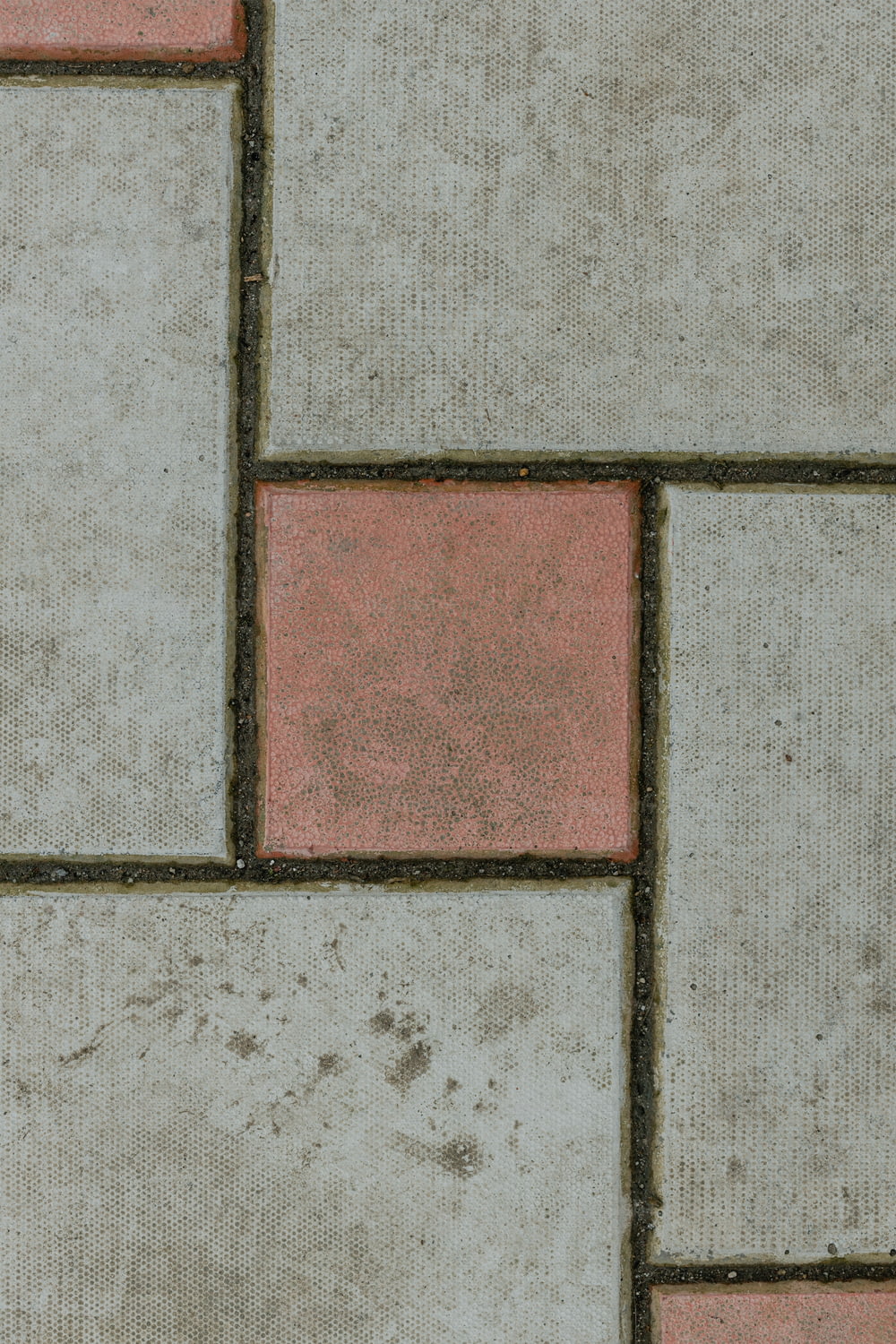Un primo piano di un pavimento piastrellato rosso e bianco