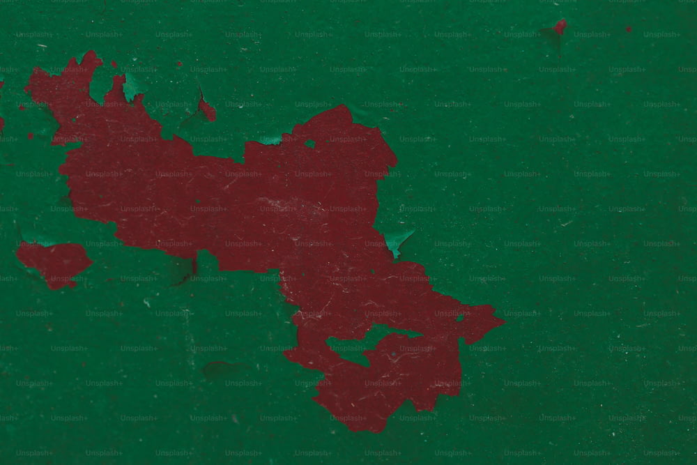 Un pedazo de papel rojo con un fondo verde