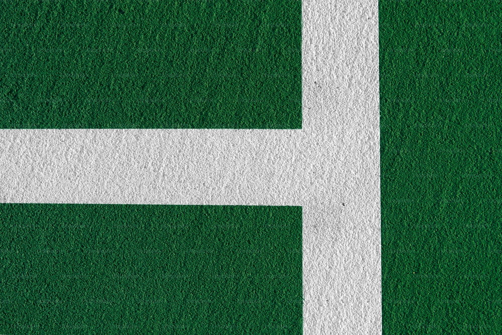 eine grün-weiße Wand mit einem weißen Streifen