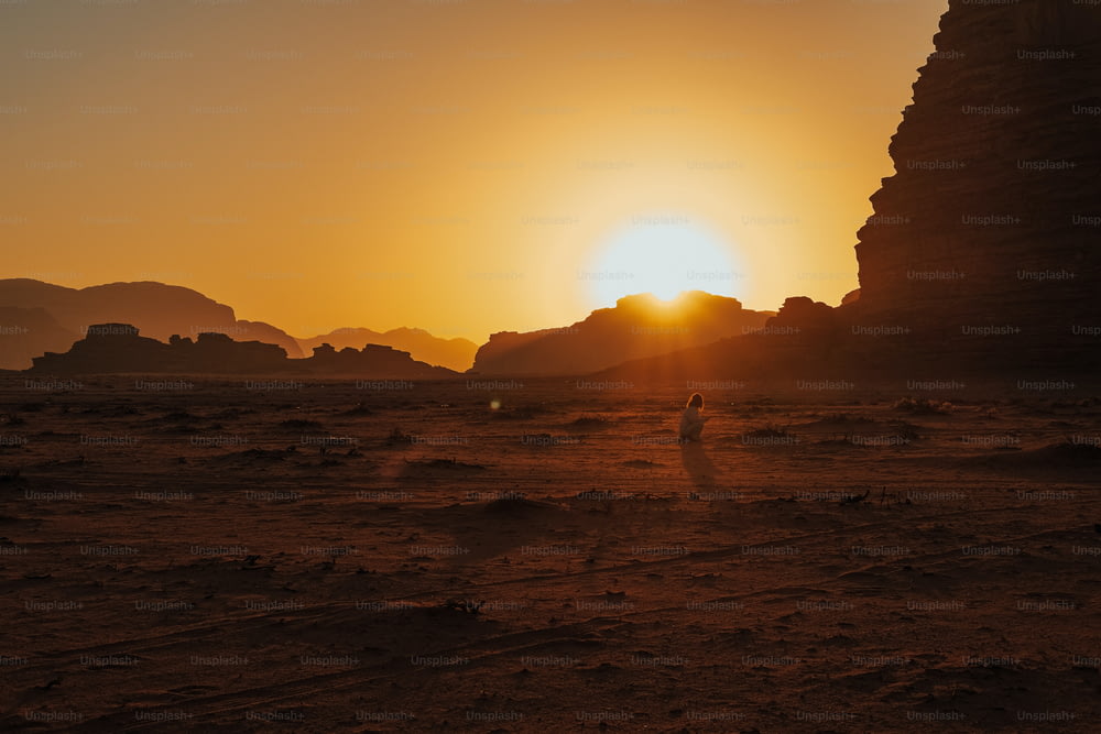 Le soleil se couche sur un désert rocheux