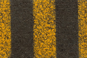 노란색과 검은색 줄무늬 도로의 클로즈업