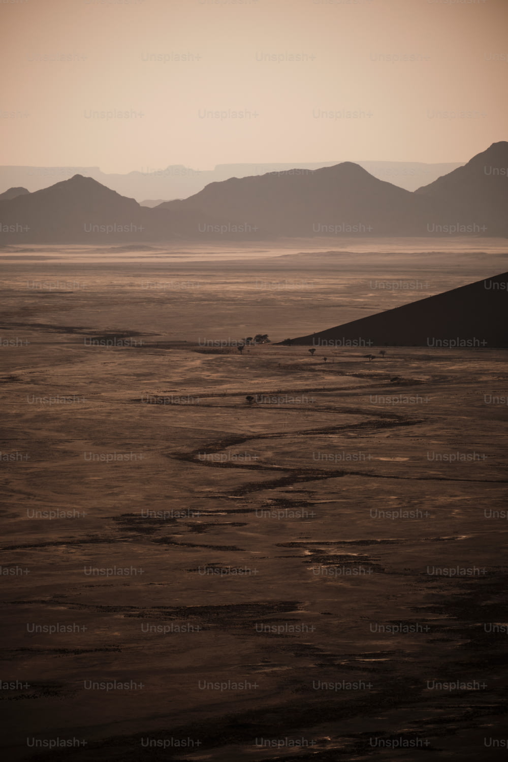 Un paysage désertique avec des montagnes au loin
