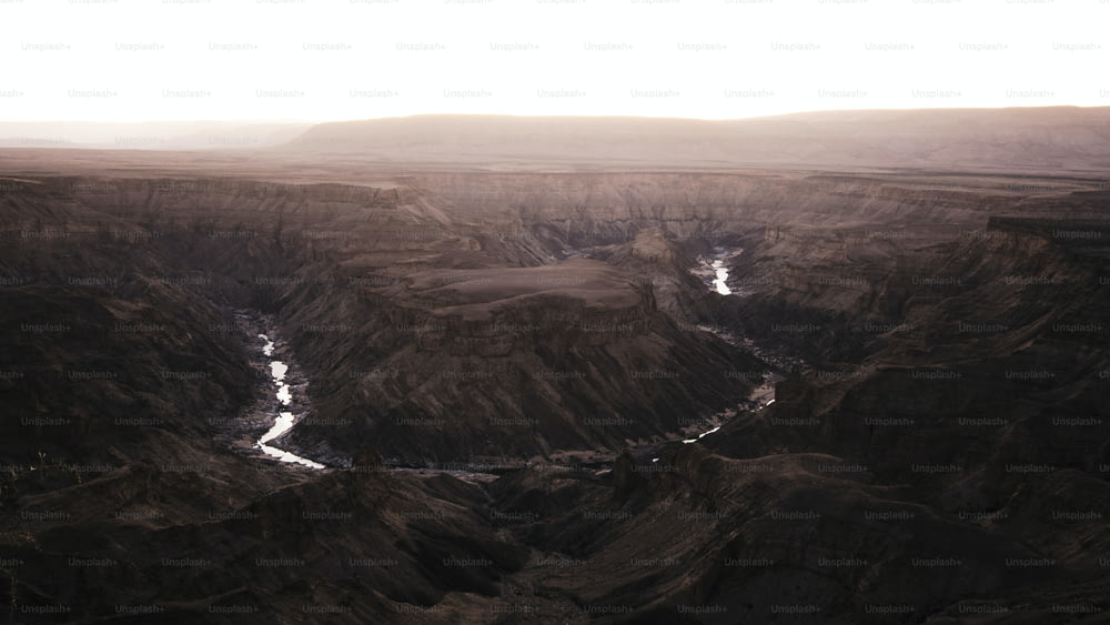 une vue d’un canyon traversé par une rivière