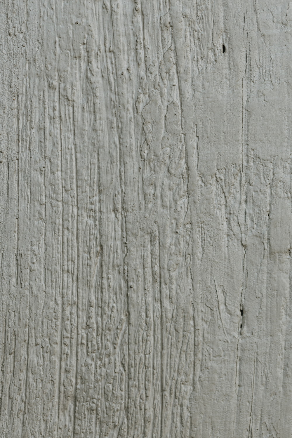 um close up de uma parede branca com tinta descascando