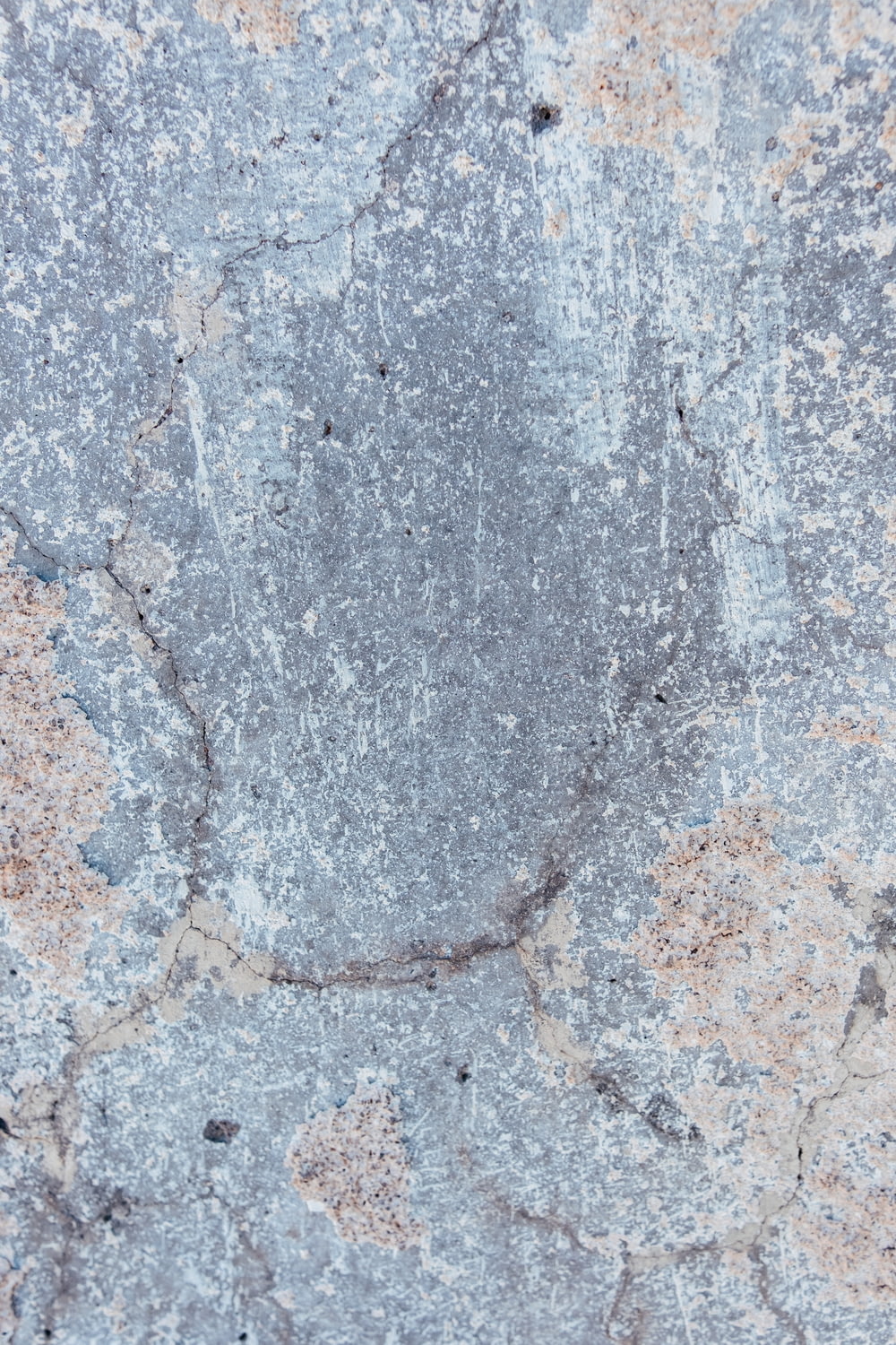 un gros plan d’une surface de pierre avec des fissures