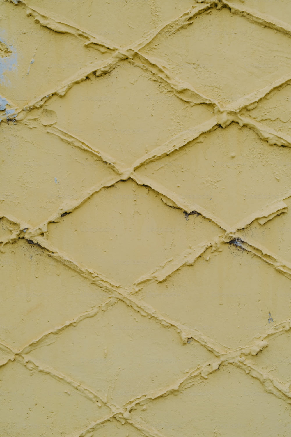 Gros plan d’un mur peint en jaune