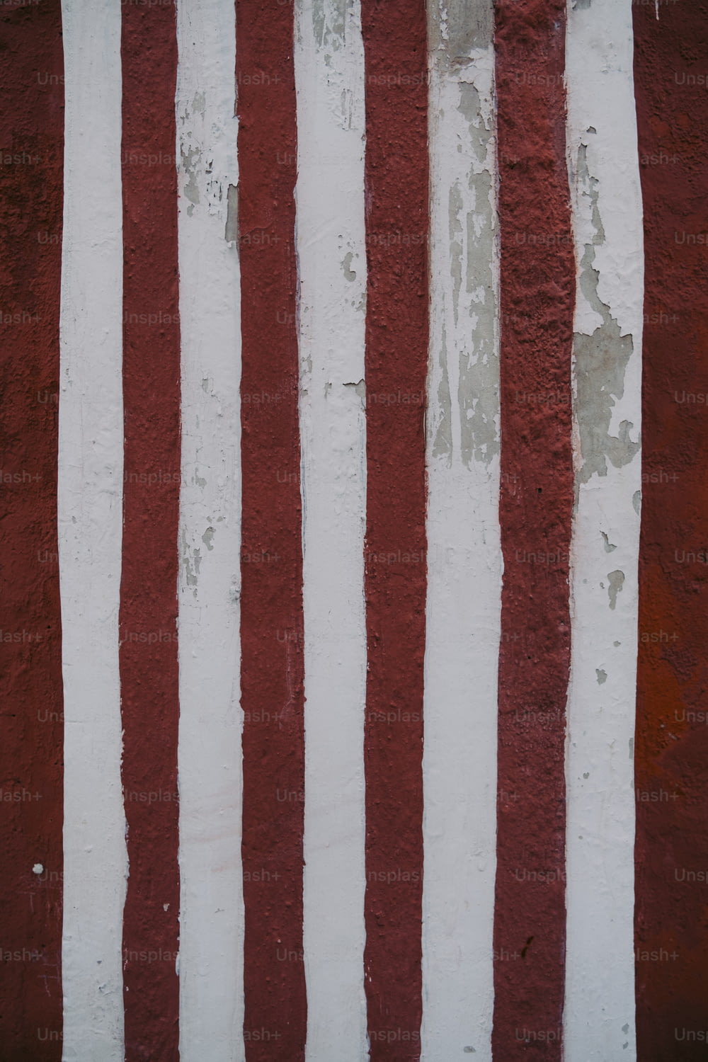 un primo piano di un muro a strisce rosse e bianche