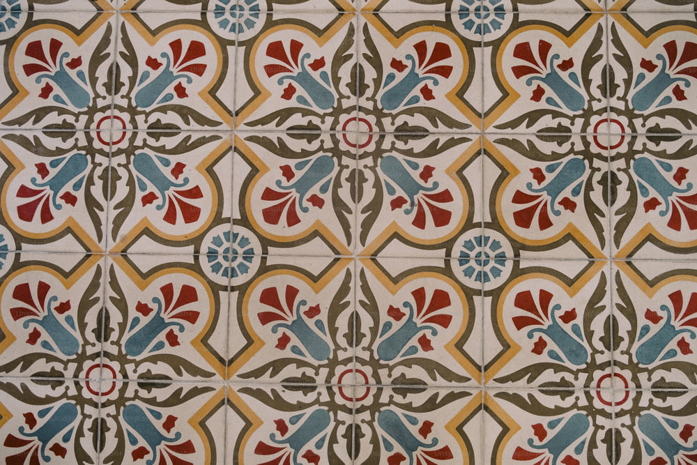 Un primer plano de un colorido patrón de azulejos