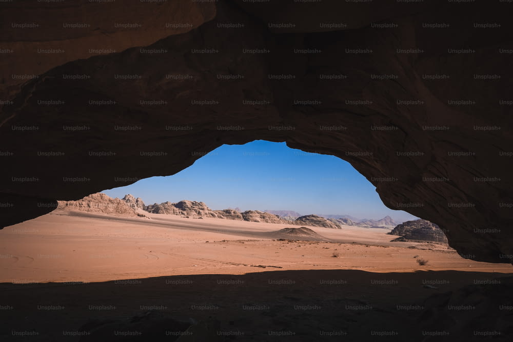 Une vue du désert de l’intérieur d’une grotte