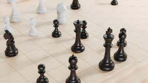 Ein Schwarz-Weiß-Schachspiel auf einem Tisch