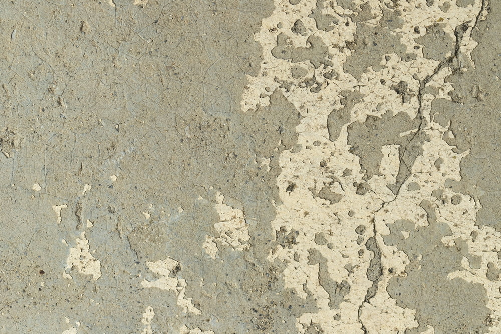 un gros plan d’une surface de ciment avec de la peinture blanche