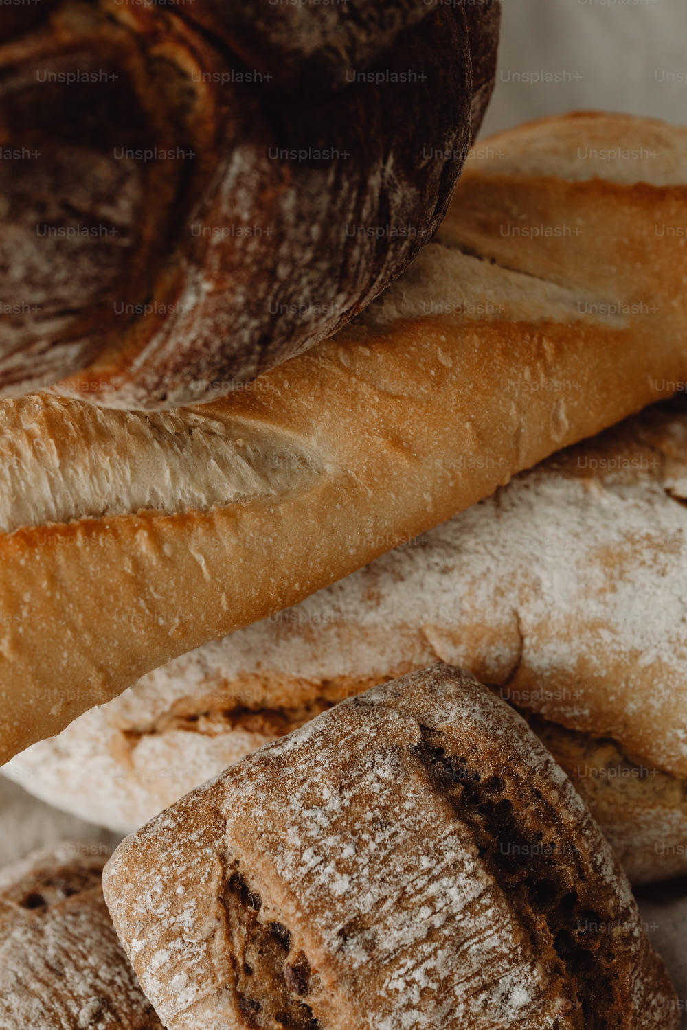 um close up de um monte de pães